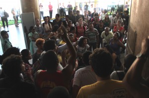 Sem respostas, estudantes ocupam a reitoria