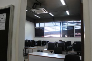 Com o ar-condicionado inoperante, nem mesmo as janelas abertas contêm o calor