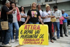 RJ: parentes de vítimas e moradores de Manguinhos fazem manifestação contra a violência provocada pelo estado. Créditos: Tânia Rêgo/ Agência Brasil