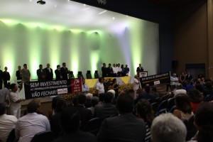 ADUSC realizou protesto pela reposição inflacionaria e restabelecimento ao adicional de insalubridade durante posse da reitoria.