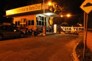 Barricada do Movimento Estudantil bloqueia a entrada da UESC. Foto: Ascom ADUSC