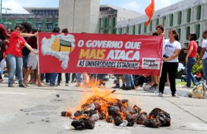 Queima do boneco representando Walter Pinheiro. Foto: Ascom Fórum das ADs