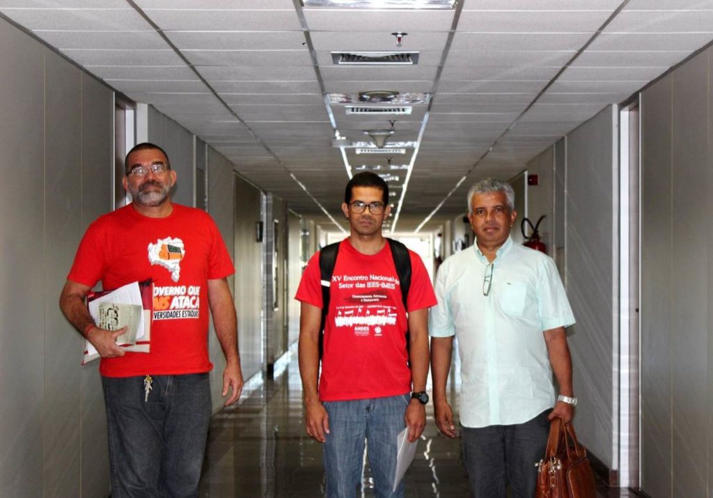 Docentes entregam documento na Assembleia Legislativa (ALBA)