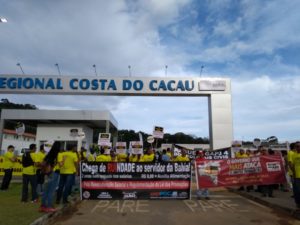 Professores da UESC e Policiais Civis protestam na entrada do Hospital Regional Costa do Cacau. 